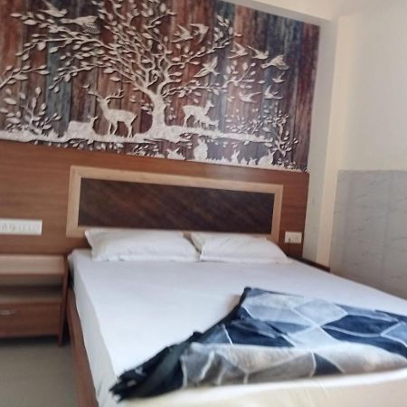 Hotel Shree Krishna Ahmedabad Exteriör bild