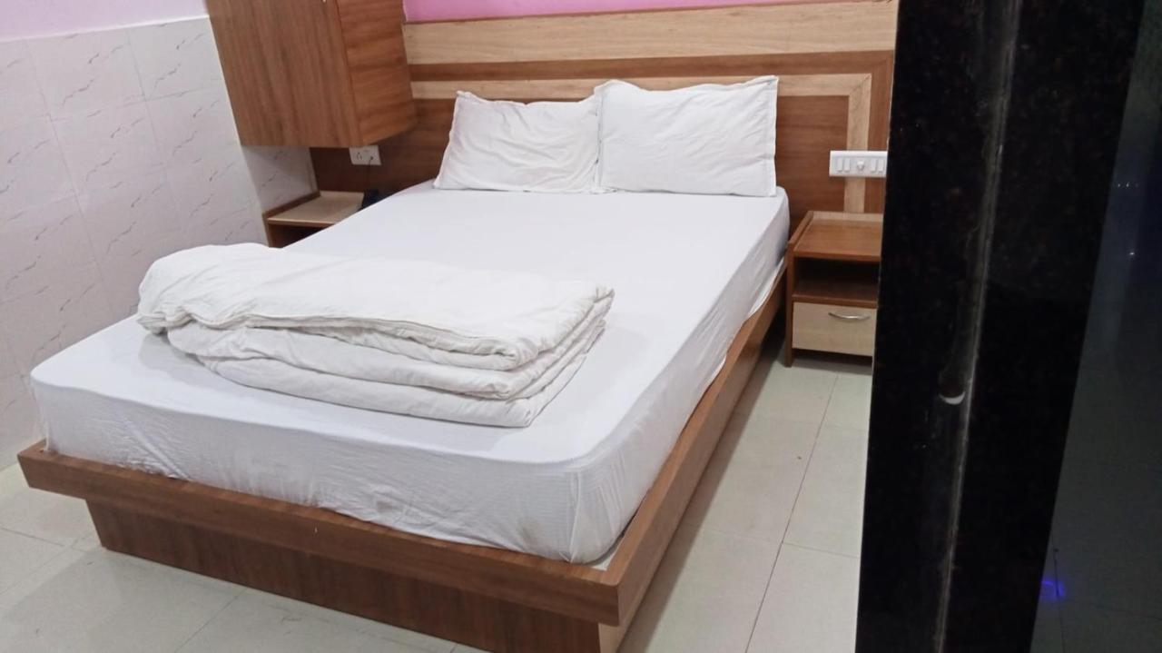Hotel Shree Krishna Ahmedabad Exteriör bild