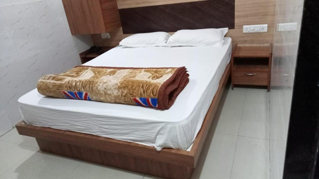 Hotel Shree Krishna Ahmedabad Exteriör bild