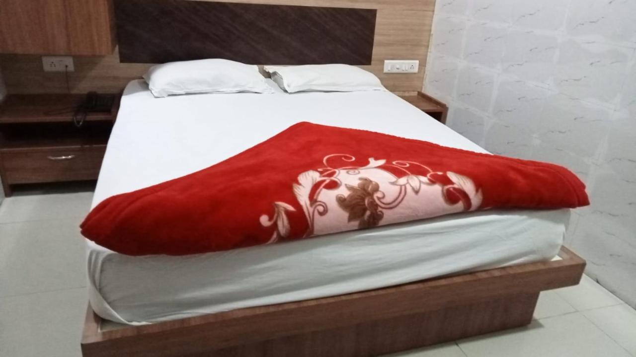 Hotel Shree Krishna Ahmedabad Exteriör bild