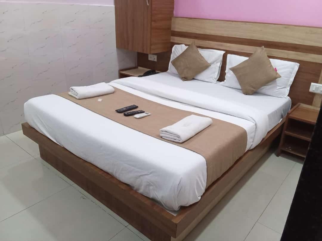 Hotel Shree Krishna Ahmedabad Exteriör bild