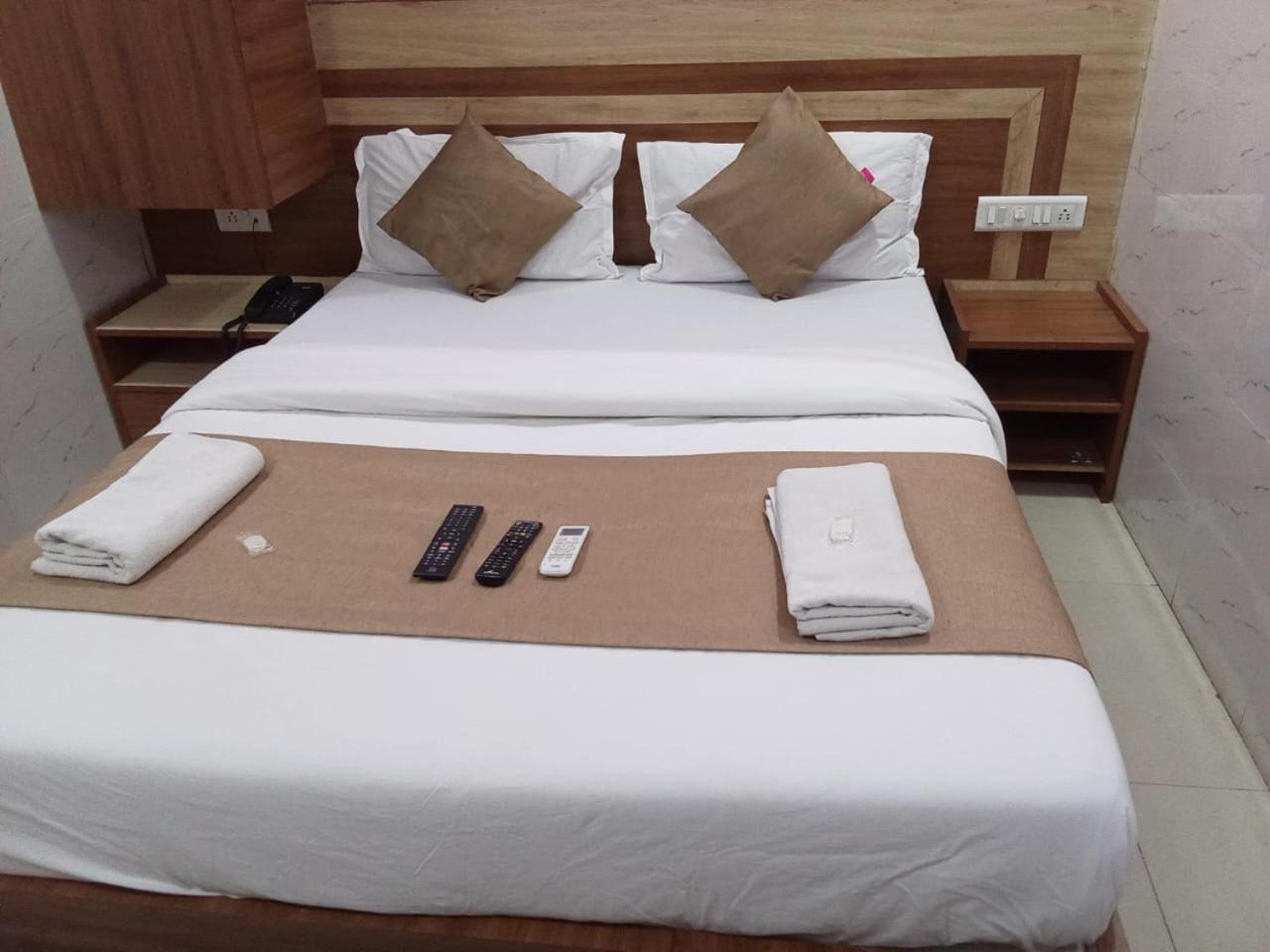 Hotel Shree Krishna Ahmedabad Exteriör bild